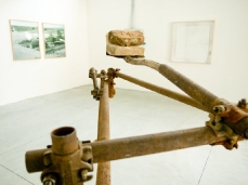 antonio guiotto, das katapult #, tubi in ferro da impalcatura, giunti, badile, mattoni, 300x230x156 cm, 2011 (part.) - foto Giacomo De Donà