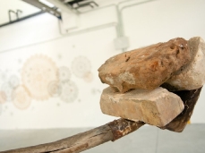 antonio guiotto, das katapult #, tubi in ferro da impalcatura, giunti, badile, mattoni, 300x230x156 cm, 2011 (part.) - foto Giacomo De Donà