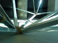 Jonathan Vivacqua, Senza titolo, struttura da cartongesso in alluminio, spago, corda da arrampicata, 2012, dimensioni variabili, foto bea