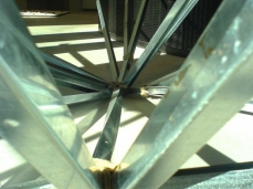 Jonathan Vivacqua, Senza titolo, struttura da cartongesso in alluminio, spago, corda da arrampicata, 2012, dimensioni variabili, foto giacomo de dona