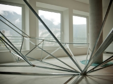 Jonathan Vivacqua, Senza titolo, struttura da cartongesso in alluminio, spago, corda da arrampicata, 2012, dimensioni variabili, foto giacomo de dona