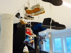 Matteo Attruia Shoefiti (settembre 2012), 2012, cavo metallico e scarpe, dimensioni variabili, foto bea