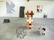 Paolo Gonzato_Plus_5 pezzi, dolomia, legno, ferro, 45x45x45 