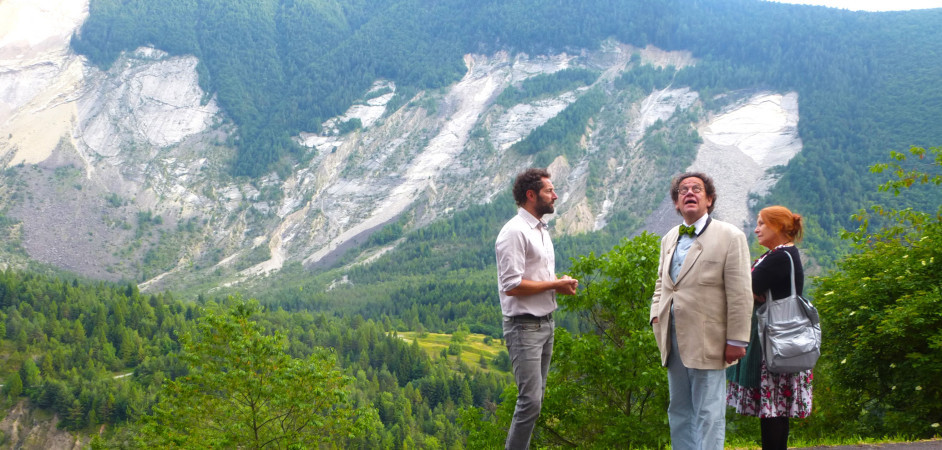 Behufter Besuch: Hirsch bummelt durch Markt in Cortina