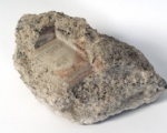 andrea facco - fossile (oggetto trovato) - materiali vari ed agenti atmosferici - h 11 x 18 x 19 cm