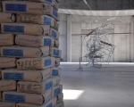ludovico bomben, senza titolo (piedritto), 2011, cemento, legno, installazione site specific, courtesy dell'artista, foto. e. bertaglia