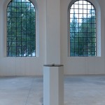 luca pozzi, 1 Church 1 Column, acciaio inox 304, spugna luminescente, campo a levitazione elettromagnetica, MDF, 130x62x62 cm, 2010 - foto a. montresor