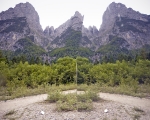 Cubo oggetto catturatore. Christian Martinelli lo accomoda nello spazio, che lo assorbe/ne è assorbito. In Valle di San Lucano. Foto Giacomo De Dona