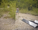 Cubo oggetto catturatore. Christian Martinelli lo accomoda nello spazio, che lo assorbe/ne è assorbito. In Valle di San Lucano. Foto Giacomo De Dona