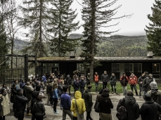 Openstudio start: accesso alla Colonia, ex portineria, ora palazzina uffici/bookshop di Dolomiti Contemporanee  -  Foto: Giacomo De Donà