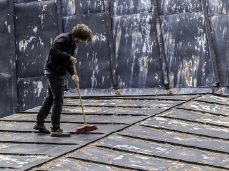 Gli studenti dell'Accademia di Belle Arti di Venezia portano avanti il proprio lavoro. Qui Rob in copertura d'una rampa.  Foto: Giacomo De Donà