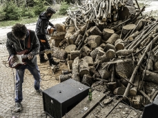 Live performance 2FDMT, protagonisti Fabiano De Martin Toprtanin e Il Pesce Federico De Martin Topranin: The Fabulous Double Machinary Therapy. Performance & sound tools: Chainsaw, Wood, Fender Stratocaster, Amplifiers.