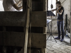 triomomentum performa casso, secondo set, stalla di casso - foto giacomo de donà