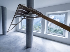 filippo manzini, untitled, strenght, legno, 1000x60x12 cm, 2014, foto di giacomo de dona'
