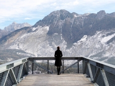 la passerella in copertura del nuovo spazio di casso, davanti alla frana del monte toc - foto archivio DC