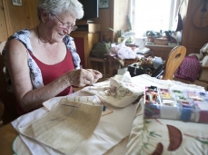 l'artista lavora con ada, una regoliera insegnante di cucito - foto courtesy dell'artista