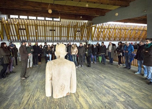 DC_Progettoborca_pubblico attento ad uno studio-visit, tra le nuove opere installate nella Colonia m__Foto Giacomo De Dona