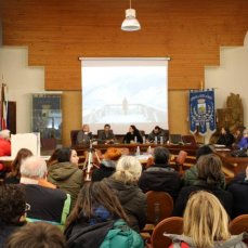 il mio studio è tra i boschi - 12 gennaio 2014 - sala consiliare del comune di erto e casso - da sinistra daniele capra, gianluca d\'incà levis, tiziana pers, giovanni gaggia