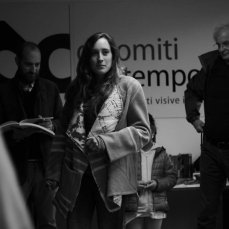 Bookshop Dolomiti Contemporanee in Progetto Borca: Elsa indossa una delle coperte originali di Lanerossi, trasformate in capi e cappotti da Anna Poletti e Giorgio Tollot - Foto: Brando Prizzon