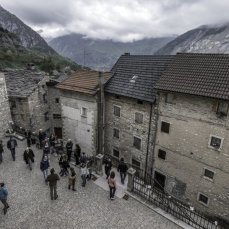 vajont 2015 - progetti, 2 maggio 2015 a casso - davanti alla canonica del paese, struttura divenuta residenza di dc negli ultimi anni - foto giacomo de donà