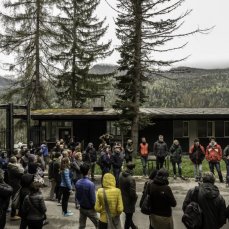 Openstudio start: accesso alla Colonia, ex portineria, ora palazzina uffici/bookshop di Dolomiti Contemporanee  -  Foto: Giacomo De Donà