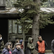 Openstudio start: accesso alla Colonia, ex portineria, ora palazzina uffici/bookshop di Dolomiti Contemporanee -  Foto: Giacomo De Donà