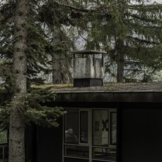 Openstudio start: accesso alla Colonia, ex portineria, ora palazzina uffici/bookshop di Dolomiti Contemporanee -  Foto: Giacomo De Donà