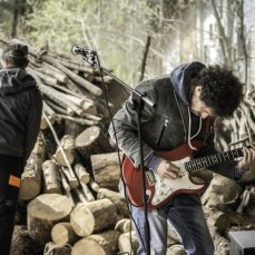 Live performance 2FDMT, protagonisti Fabiano De Martin Toprtanin e Il Pesce Federico De Martin Topranin: The Fabulous Double Machinary Therapy. Performance & sound tools: Chainsaw, Wood, Fender Stratocaster, Amplifiers. - Foto: Giacomo De Donà