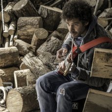 Live performance 2FDMT, protagonisti Fabiano De Martin Toprtanin e Il Pesce Federico De Martin Topranin: The Fabulous Double Machinary Therapy. Performance & sound tools: Chainsaw, Wood, Fender Stratocaster, Amplifiers. - Foto: Giacomo De Donà
