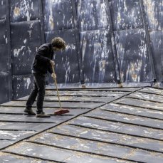 Gli studenti dell\'Accademia di Belle Arti di Venezia portano avanti il proprio lavoro. Qui Rob in copertura d\'una rampa.  Foto: Giacomo De Donà