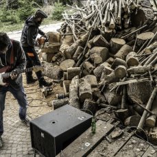 Live performance 2FDMT, protagonisti Fabiano De Martin Toprtanin e Il Pesce Federico De Martin Topranin: The Fabulous Double Machinary Therapy. Performance & sound tools: Chainsaw, Wood, Fender Stratocaster, Amplifiers.