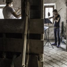 triomomentum performa casso, secondo set, stalla di casso - foto giacomo de donà