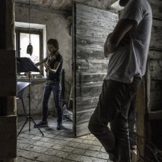 triomomentum performa casso, secondo set, stalla di casso - foto giacomo de donà