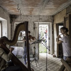 triomomentum performa casso, secondo set, stalla di casso - foto giacomo de donà