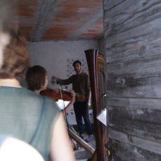 triomomentum performa casso, secondo set, stalla di casso - foto giacomo de donà