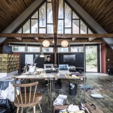 la capanna-atelier della colonia, usata come laboratorio di produzione artistica dagli artisti in residenza a borca - foto giacomo de donà