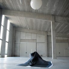 alessandro dal pont, you are here (sass muss) 2011, stampa plotter su carta, corda, pallone gonfiato ad elio, 800 x 500 x 250 cm, courtesy dell\'artista, foto a. montresor