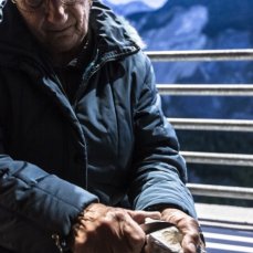 una conchiglia vuota, gli abitanti di casso realizzano nello spazio la performance di alessandro piangiamore (natalina) - foto giacomo de donà
