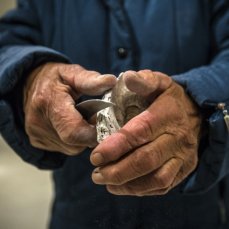 una conchiglia vuota, gli abitanti di casso realizzano nello spazio la performance di alessandro piangiamore (natalina) - foto giacomo de donà