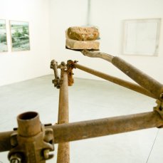 antonio guiotto, das katapult #, tubi in ferro da impalcatura, giunti, badile, mattoni, 300x230x156 cm, 2011 (part.) - foto Giacomo De Donà