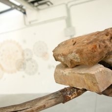antonio guiotto, das katapult #, tubi in ferro da impalcatura, giunti, badile, mattoni, 300x230x156 cm, 2011 (part.) - foto Giacomo De Donà