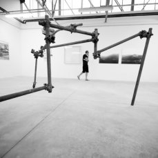 antonio guiotto, das katapult #, tubi in ferro da impalcatura, giunti, badile, mattoni, 300x230x156 cm, 2011 - foto giacomo De Donà