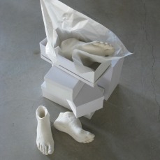 barbara  taboni, standing feet, installazione, gesso, cartone, video, dimensioni variabili, 2005 (part.)
