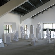 barbara  taboni, standing feet, installazione, gesso, cartone, video, dimensioni variabili, 2005