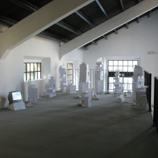 barbara  taboni, standing feet, installazione, gesso, cartone, video, dimensioni variabili, 2005