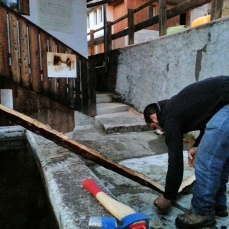 work in progress de \"i bareloi\" di mario tomè, museo etnografico \"al pojat\" di zoppè di cadore - foto a. ferrazza