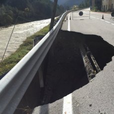 Perarolo di Cadore_la strada sopr\'argine, rosa dalla piena della Piave_novembre 2018_Foto Archivio DC