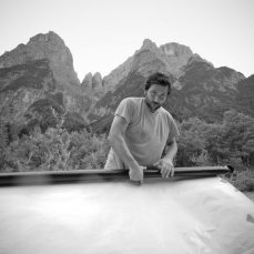 Cubo oggetto catturatore. Christian Martinelli lo accomoda nello spazio, che lo assorbe/ne è assorbito. In Valle di San Lucano. Foto Giacomo De Dona