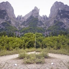Cubo oggetto catturatore. Christian Martinelli lo accomoda nello spazio, che lo assorbe/ne è assorbito. In Valle di San Lucano. Foto Giacomo De Dona