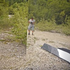 Cubo oggetto catturatore. Christian Martinelli lo accomoda nello spazio, che lo assorbe/ne è assorbito. In Valle di San Lucano.